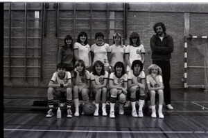 20 september 1980, Meisjes Aspiranten met rechts trainer/coach Ludo Otten