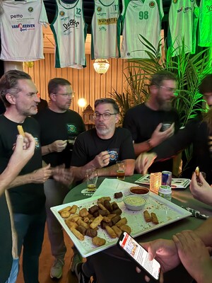 De tevreden MANNEN MET BAARDEN