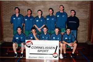 Heren Senioren 1 seizoen 1995?. Staand vlnr Maurice vd Cruijsen, Albert de Bijl, Bas van Dijk, Ruud Peters, Pieter van Halm, Marco Jeckmans, zittend vlnr Bas Jeckmans, Bjorn de Bijl, Ko Arts, Twan Soetekouw, Jim Broeren