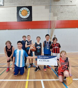 De topverkopers: U12-2 met vooraan Yvan en Sophie!