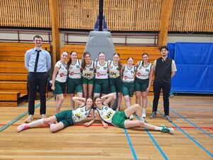 staand vlnr: Joris, Kiki, Wies, Maud, Lynn, Femke, Milou, Sjuul, Gérard; liggend vlnr Nine, Meis